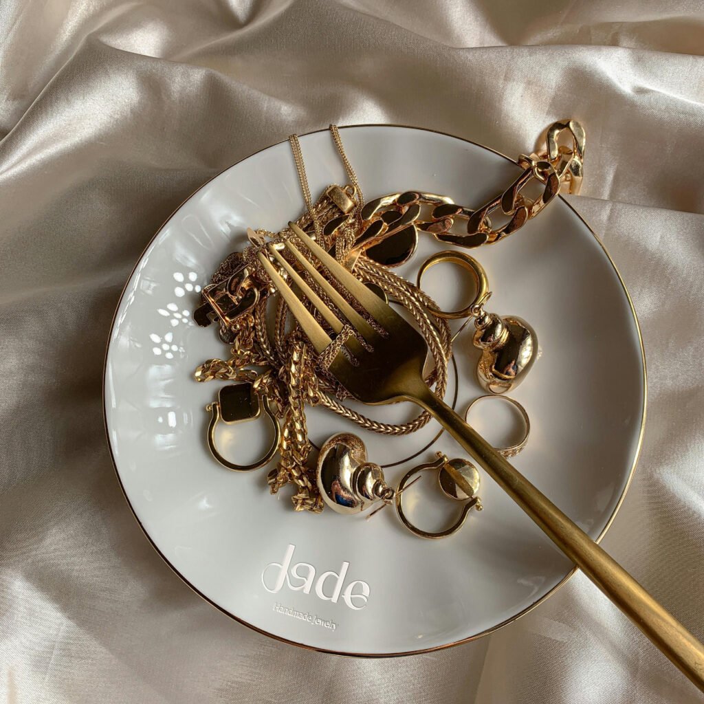 Feminine jewelry logo design for Jade, a handmade jewelry brand, featuring soft curves inspired by ring shapes and the natural lines of women’s bodies, expressing craftsmanship, elegance, and empowerment.